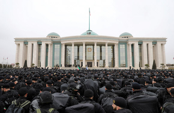 25일(현지시간) 러시아 남부 체첸공화국 수도 그로즈니 중앙광장에 모인 체첸 민병대 자원병들이 람잔 카디로프 수반의 연설을 듣고 있다. 그로즈니 로이터 연합뉴스