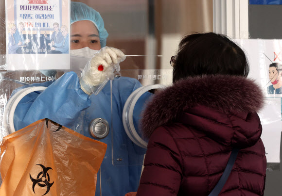 27일 오전 서울역 코로나19 임시선별검사소를 찾은 한 시민이 PCR 검사를 받고 있다. 2022.2.27 연합뉴스