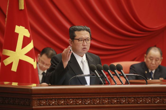 김정은 북한 국무위원장이 지난해 12월 노동당 중앙위원회 연설을 하고 있다. AP 자료사진 