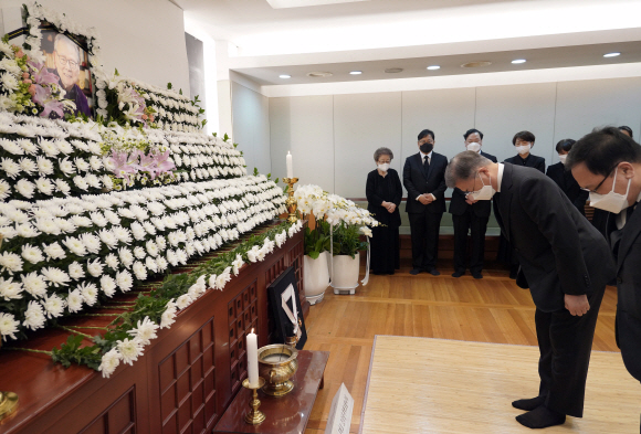 문재인 대통령이 26일 오후 서울대병원 장례식장에 마련된 故 이어령 초대 문화부 장관의 빈소를 조문하고 있다. 2022.2.26 청와대 제공