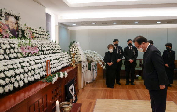 이어령 초대 문화부 장관 빈소 조문하는 김부겸 총리