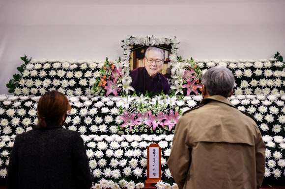 이어령 초대 문화부 장관 조문하는 조문객들