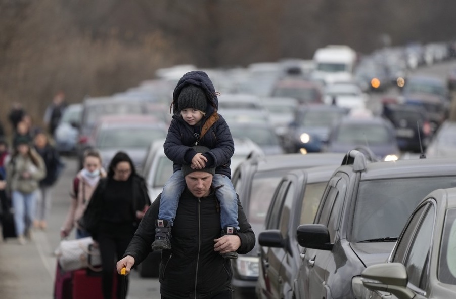 인접국 몰도바로 탈출하는 우크라이나 피란민들