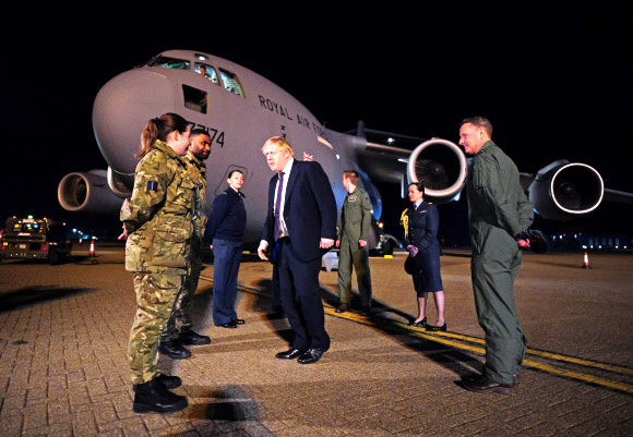 우크라이나 수송작전 장병 격려하는 존슨 영국 총리