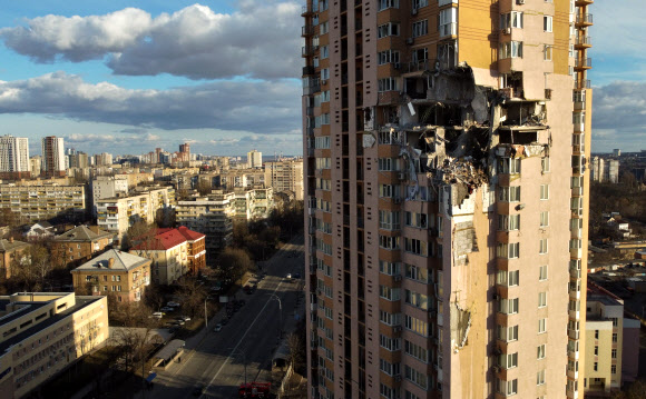 로켓포 공격에 피해 입은 우크라이나 키예프 아파트