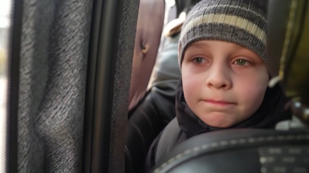 한 우크라이나 소년이 아빠와 헤어진 사연을 밝히며 눈물을 흘리고 있다. 2022.02.28 유튜브 채널 ‘The Sun’ 캡처.