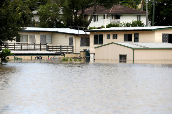 28일(현지시간) 호주 퀸즐랜드주 브리즈번 서쪽 입스위치에 홍수가 발생해 주택이 물에 잠겨있다. EPA 연합뉴스