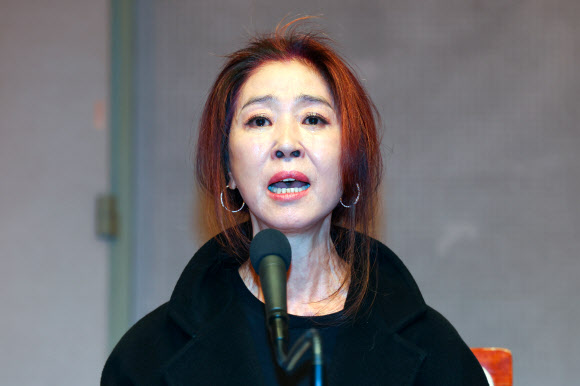 배우 김부선이 28일 오후 서울 중구 프레스센터에서 열린 더불어민주당 이재명 대선후보 관련 기자회견에서 눈물을 흘리고 있다. 2022.2.28  연합뉴스
