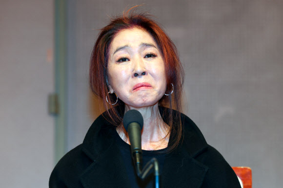배우 김부선이 28일 오후 서울 중구 프레스센터에서 열린 더불어민주당 이재명 대선후보 관련 기자회견에서 눈물을 흘리고 있다. 2022.2.28  연합뉴스