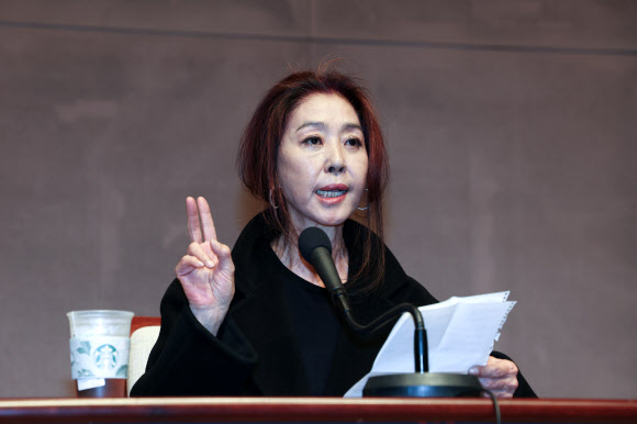 배우 김부선이 28일 오후 서울 중구 프레스센터에서 열린 더불어민주당 이재명 대선후보 관련 기자회견에서 입장 발표를 하고 있다. 2022.2.28  연합뉴스