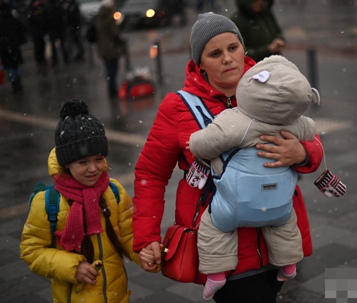 리비우의 한 기차역에서 이동하는 가족. AFP 연합뉴스 자료사진