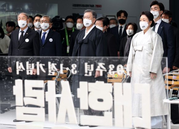 애국가 제창하는 문재인 대통령