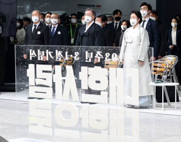 애국가 제창하는 문재인 대통령