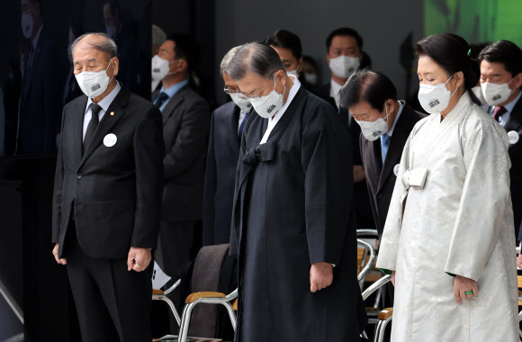 묵념하는 문재인 대통령