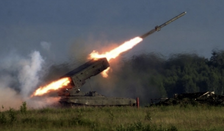 진공폭탄 발사가 가능한 것으로 알려진 러시아의 다연장 로켓 TOS-1. AFP 뉴스1