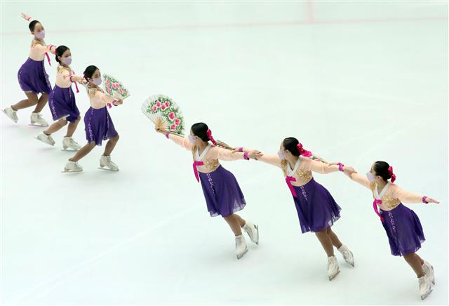 아이스링크에서 펼쳐지는 부채춤 공연