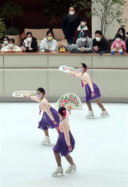 한복입고 펼쳐지는 피겨 공연