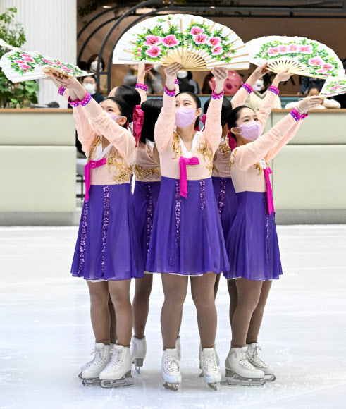 한복 입고 부채춤 피겨 공연