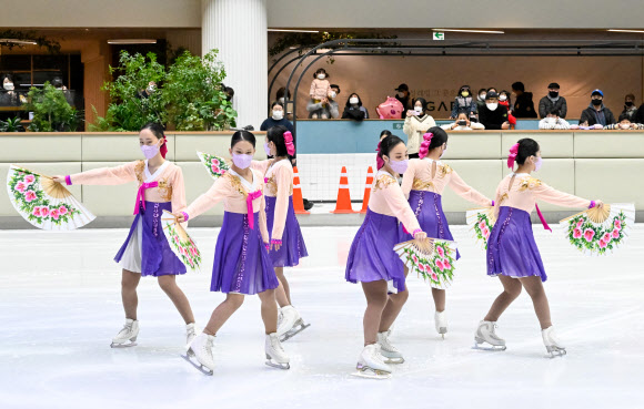 한복 입고 부채춤 피겨 공연