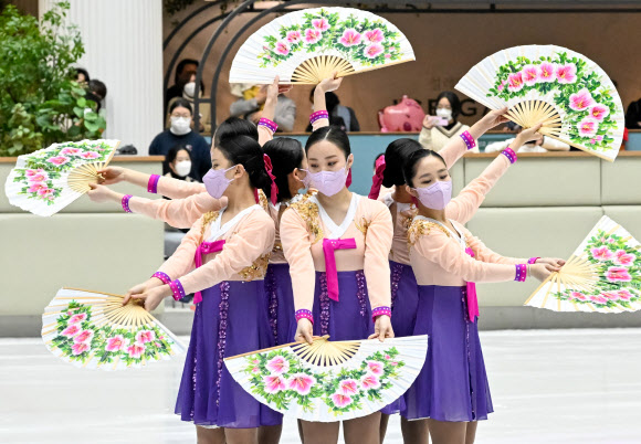 한복 입고 부채춤 피겨 공연