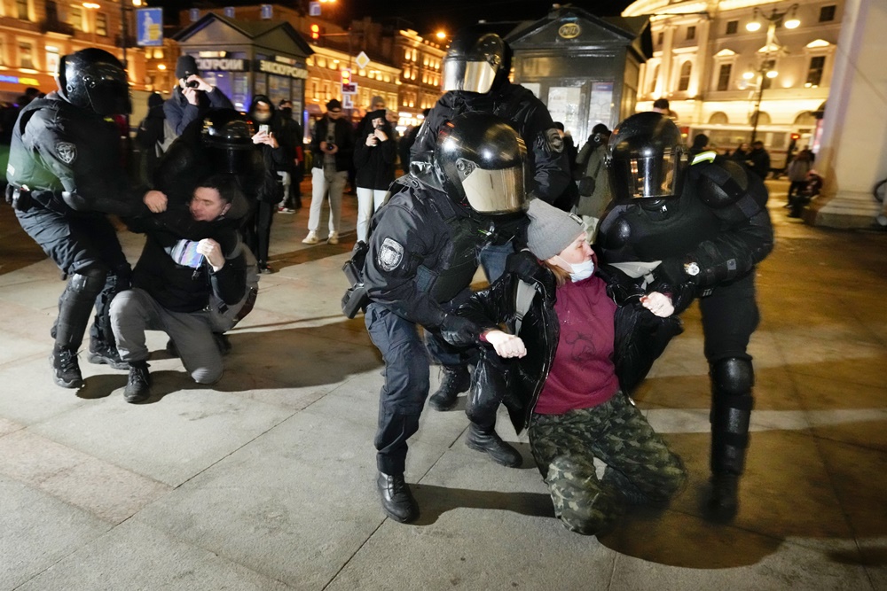 1일(현지시간) 러시아 제2 도시 상트페테르부르크에서 경찰이 자국군의 우크라이나 침공에 항의하는 반전 시위 참가자들을 체포하고 있다. 러시아 내에서는 지난달 24일 우크라이나 침공 사태 이후 반전 시위가 이어지고 있다. 2022.3.2. AP 연합뉴스