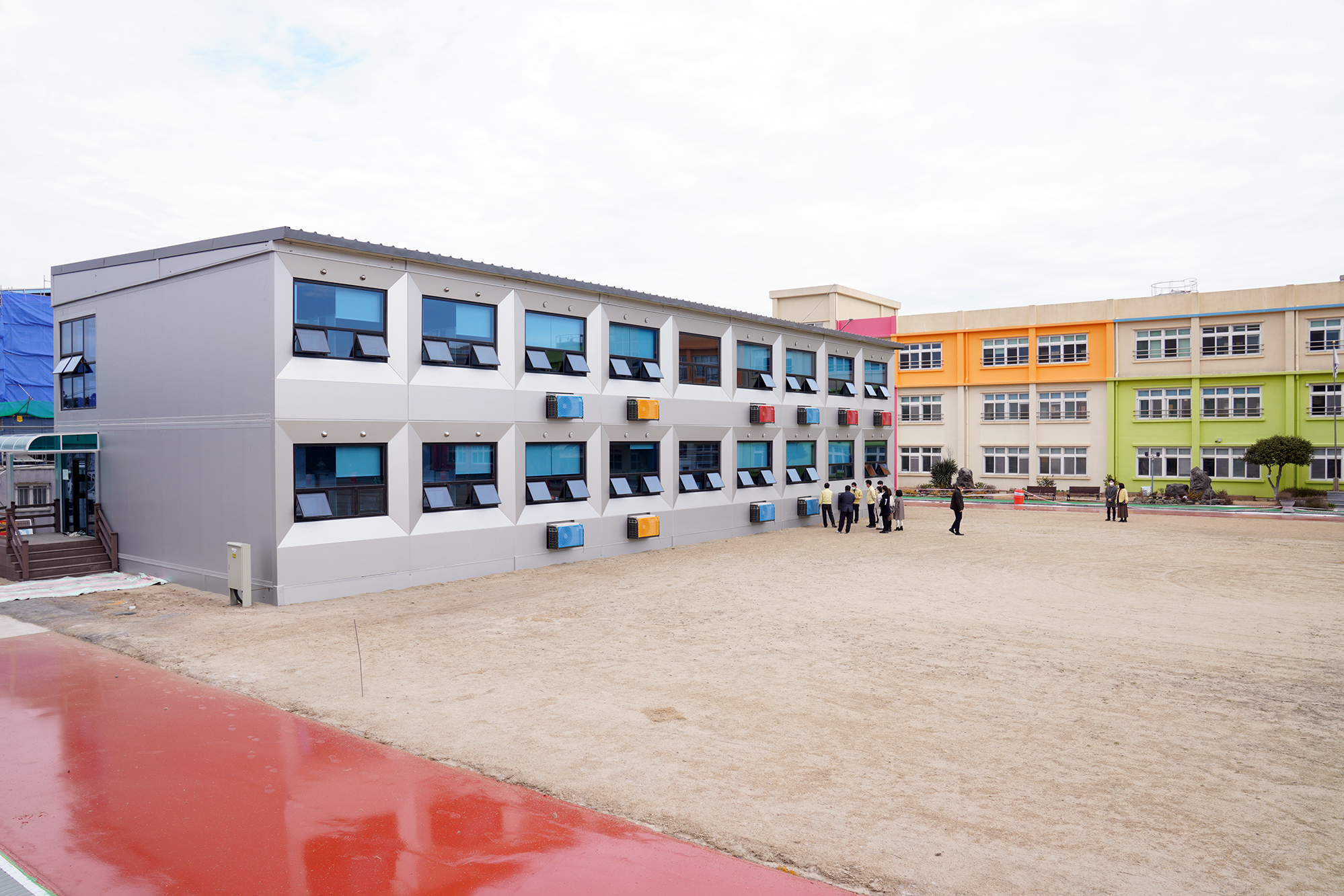 제주 영평초등학교가 새학기를 맞아 과밀학급 해소를 위해 모듈러교실 6개학급을 설치하고 운영에 들어갔다.  제주도교육청 제공 