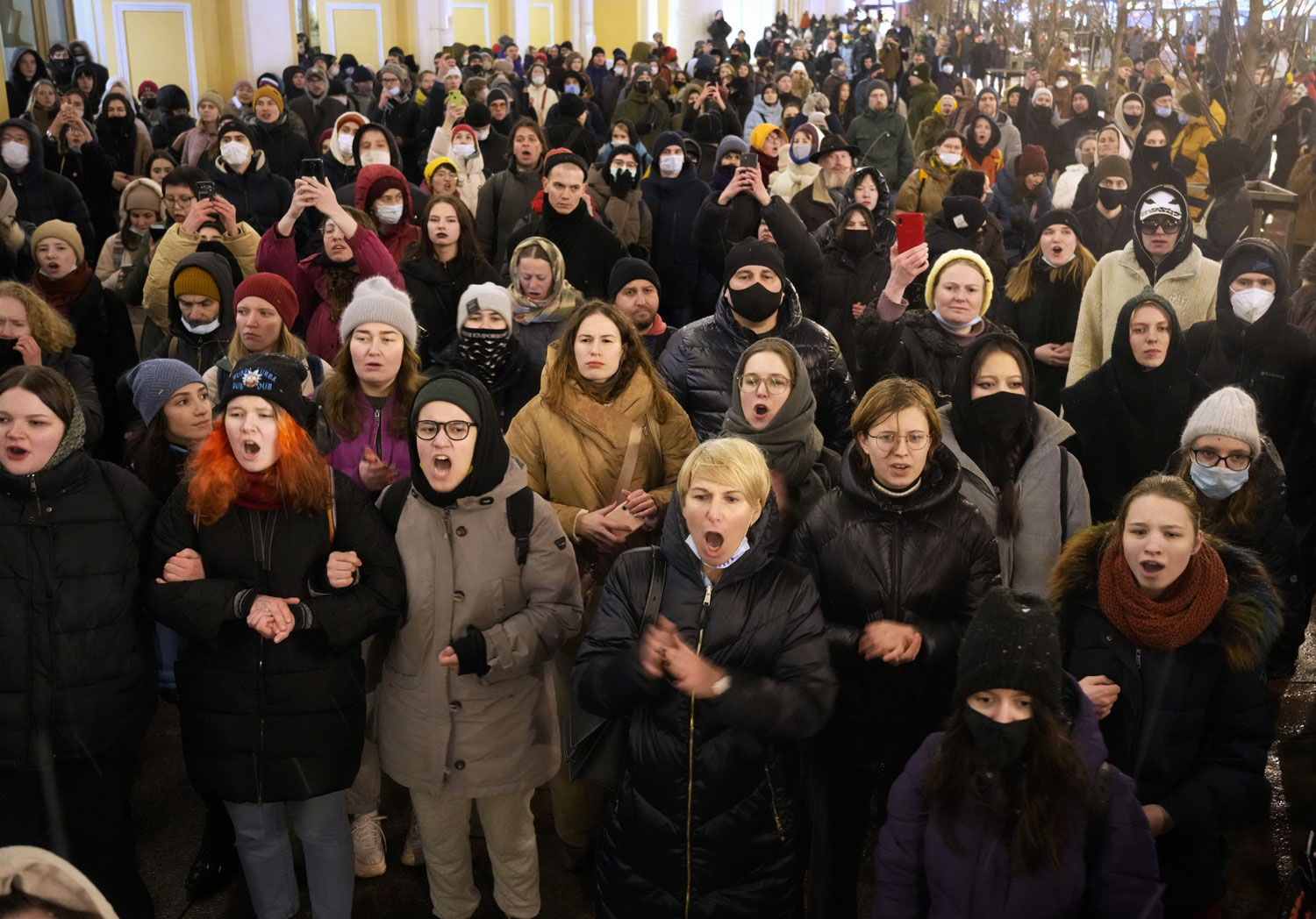 러시아 제2 도시 상트페테르부르크에서 지난 26일(현지시간) 전쟁 반대 시위에 참석한 사람들의 모습.(사진=AP 연합뉴스)