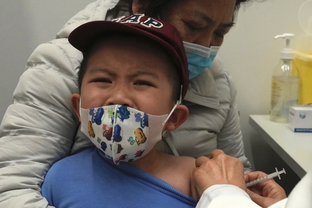 25일 홍콩의 한 코로나19 백신 접종소에서 한 소년이 중국산 시노백 백신을 맞으며 울음을 터뜨리고 있다. 홍콩의 이날 코로나19 신규 확진자는 1만10명으로 집계됐다. 인구 약 750만 명인 홍콩의 코로나19 신규 환자가 1만 명을 넘긴 것은 이번이 처음이다. 2022.2.25. 홍콩 AP 연합뉴스