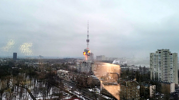 우크라이나 수도 키이우(키예프) 서북부에 위치한 TV 송신타워가 1일(현지시간) 러시아군의 폭격으로 폭발하고 있다.  소셜미디어 영상 캡처·로이터 연합뉴스