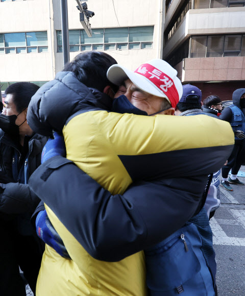 민주노총 전국택배노동조합(택배노조) 조합원들이 2일 오후 서울 중구 CJ대한통운 본사 앞에서 CJ대한통운 대리점연합 간 협상 결과 보고대회 종료 뒤 눈물을 흘리며 포옹하고 있다. 2022.3.2  연합뉴스