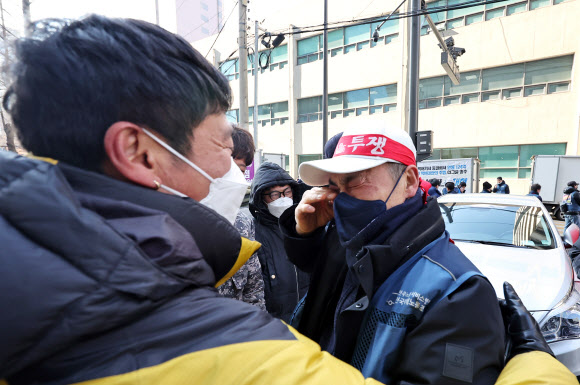 민주노총 전국택배노동조합(택배노조) 조합원이 2일 오후 서울 중구 CJ대한통운 본사 앞에서 CJ대한통운 대리점연합 간 협상 결과 보고대회 종료 뒤 눈물을 흘리고 있다. 2022.3.2  연합뉴스