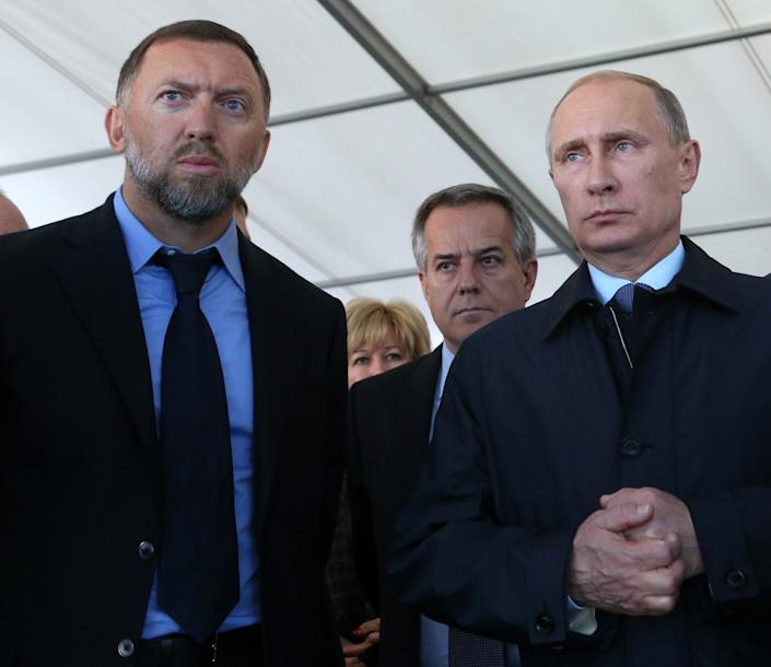 2018년 미국의 제재 대상 명단에 이름을 올린 러시아의 신흥 재벌(올리가르흐) 올레그 데리파스카(왼쪽)가 블라디미르 푸틴 러시아 대통령과 얘기를 주고받고 있다. AFP 자료사진 