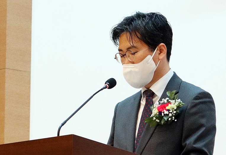 2일 유영근 초대 의정부지법 남양주지원장이 취임식에서 취임사를 하고 있다. 연합뉴스