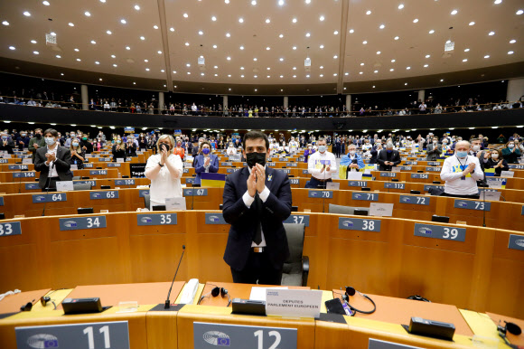 기립박수치는 유럽의회 의원들