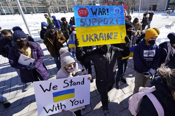 미국 매사추세츠주 케임브리지에 있는 매사추세츠 공과대학(MIT)에서 지난달 28일(현지시간) 러시아의 우크라이나 침공을 비판하는 집회가 열리고 있다. 케임브리지 AP