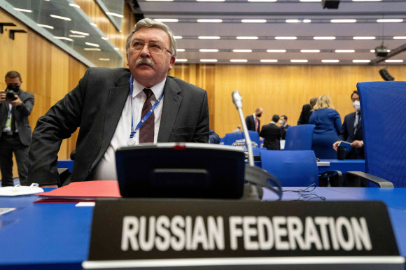 미하일 울리야노프 러시아 국제원자력기구(IAEA) 총재가 2일 오스트리아 빈 IAEA(국제원자력기구) 본부에서 열린 IAEA 이사회 임시회의에 참석해 러시아의 우크라이나 침공 문제를 논의하고 있다. AFP 연합뉴스 2022-03-02