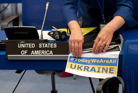 유엔원자력기구(IAEA) 본부에서 2일 열린 IAEA(국제원자력기구) 사무총장 임시회의에 앞서 미국 IAEA 대표단 IAEA(국제원자력기구) IAEA(국제원자력기구) 대표단이 ‘오늘 우리는 모두 우크라이나다’라고 적힌 간판을 부착하고 있다. 러시아의 우크라이나 침공을 논의하는 한편 러시아의 행동을 규탄하는 결의안이 통과될 가능성도 배제할 수 없다. AFP 연합뉴스 2022-03-02
