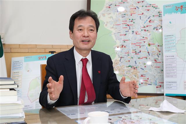 박겸수 서울 강북구청장이 지난달 23일 집무실에서 서울신문과 인터뷰를 하고 있다. 그는 1995년 강북구에서 시의원으로 시작해 2010년부터 세 번 구청장에 당선됐다. <br>강북구 제공