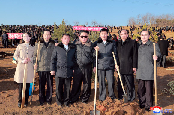 김정은 북한 국무위원장이 지난 2일 북한판 식목일인 식수절을 맞아 평양 화성지구에서 제2차 초급당비서대회 참가자들과 기념 식수했다고 조선중앙통신이 3일 보도했다. 행사에는 친동생인 김여정 당 부부장을 비롯해 조용원ㆍ리일환 당 비서, 김재룡 조직지도부장, 오일정 군정지도부장, 김영환 평양시당위원회 책임비서, 주창일 당 부장 등이 동행했다. 2022.3.3  평양 조선중앙통신 연합뉴스