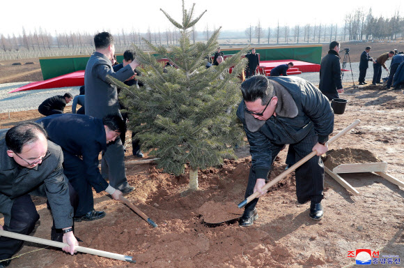 김정은 북한 국무위원장이 지난 2일 북한판 식목일인 식수절을 맞아 평양 화성지구에서 제2차 초급당비서대회 참가자들과 기념 식수했다고 조선중앙통신이 3일 보도했다. 행사에는 친동생인 김여정 당 부부장을 비롯해 조용원ㆍ리일환 당 비서, 김재룡 조직지도부장, 오일정 군정지도부장, 김영환 평양시당위원회 책임비서, 주창일 당 부장 등이 동행했다. 2022.3.3  평양 조선중앙통신 연합뉴스