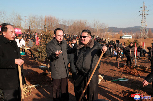 김정은 북한 국무위원장이 지난 2일 북한판 식목일인 식수절을 맞아 평양 화성지구에서 제2차 초급당비서대회 참가자들과 기념 식수했다고 조선중앙통신이 3일 보도했다. 행사에는 친동생인 김여정 당 부부장을 비롯해 조용원ㆍ리일환 당 비서, 김재룡 조직지도부장, 오일정 군정지도부장, 김영환 평양시당위원회 책임비서, 주창일 당 부장 등이 동행했다. 2022.3.3  평양 조선중앙통신 연합뉴스