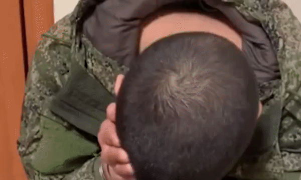 우크라이나군에 붙잡힌 한 러시아 군인이 어머니와 통화 도중 오열하는 모습