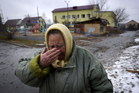 2일(현지시간) 우크라이나 수도 키이우(키예프) 외곽 고렌카에서 러시아군의 공습으로 집을 잃은 한 주민이 눈물을 흘리고 있다. AP 연합뉴스