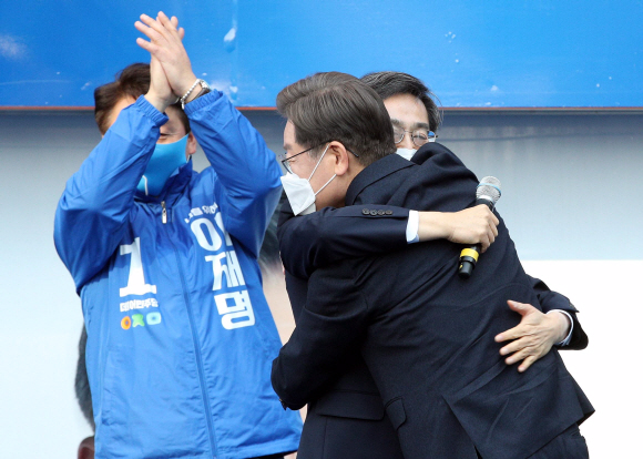 이재명 더불어민주당 후보(오른쪽)와 김동연 새로운물결 당 대표가 3일 오후 서울 영등포구 타임스퀘어 광장에서 열린 유세에서 포옹하고 있다.2022. 3. 3  김명국 선임기자