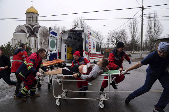 지난 1일(현지시간) 우크라이나 남동부 항구도시 마리우폴에서 러시아군의 포격으로 다친 주민이 들것에 실려 이송되고 있다. 마리우폴 AP 연합뉴스