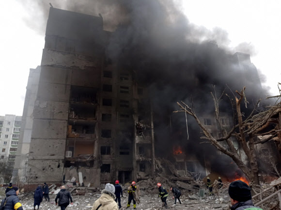 3일(현지시간) 우크라이나 북부 체르니히우에서 포격을 맞을 건물이 불타고 있다. AP 연합뉴스