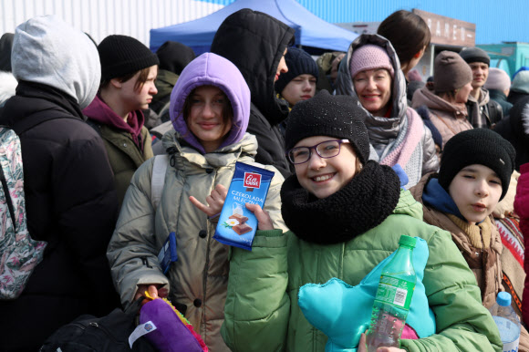 ‘힘든 상황 속에도 미소’