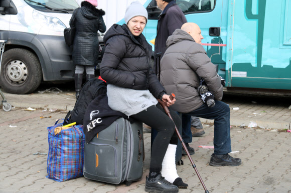 목발 짚고 대기하는 피란민