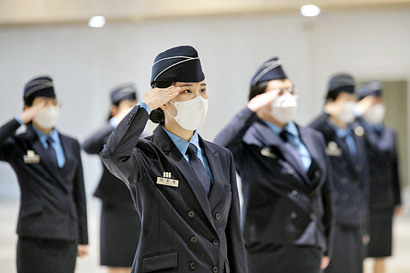 숙명여대 공군 학군단(ROTC) 창설식에서 후보생들이 경례하고 있다. 숙명여대 제공