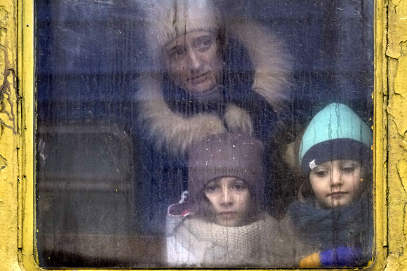 지난달 24일 러시아의 침공 후 우크라이나 국민들의 인근 국가로의 탈출 행렬이 이어지고 있다. AP 연합뉴스